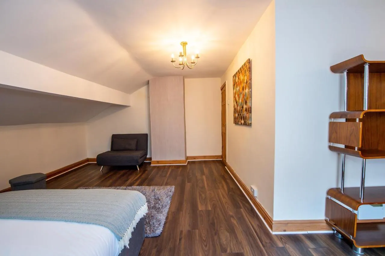Chestnut Heritage,- Large & Cheerful 5 Bedroom House With Free Parking Liverpool Holiday home