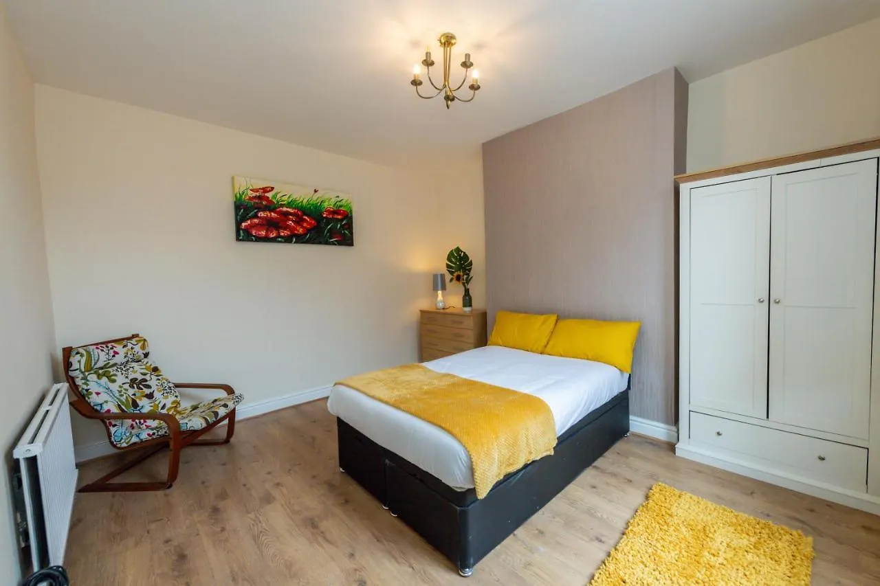 Chestnut Heritage,- Large & Cheerful 5 Bedroom House With Free Parking Liverpool Holiday home