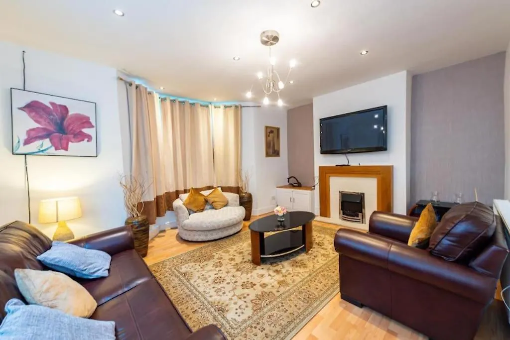 Chestnut Heritage,- Large & Cheerful 5 Bedroom House With Free Parking Liverpool 0*,