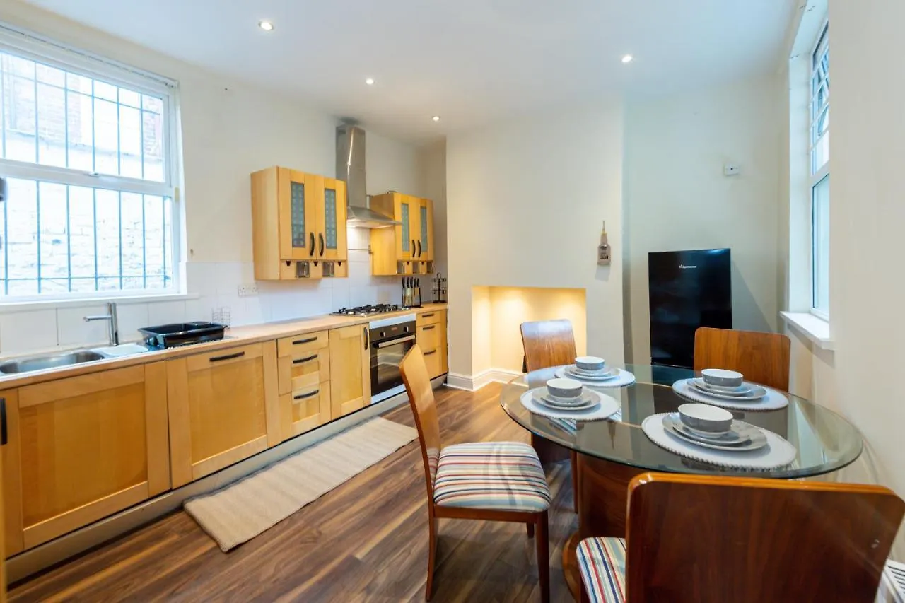 Chestnut Heritage,- Large & Cheerful 5 Bedroom House With Free Parking Liverpool 0*,