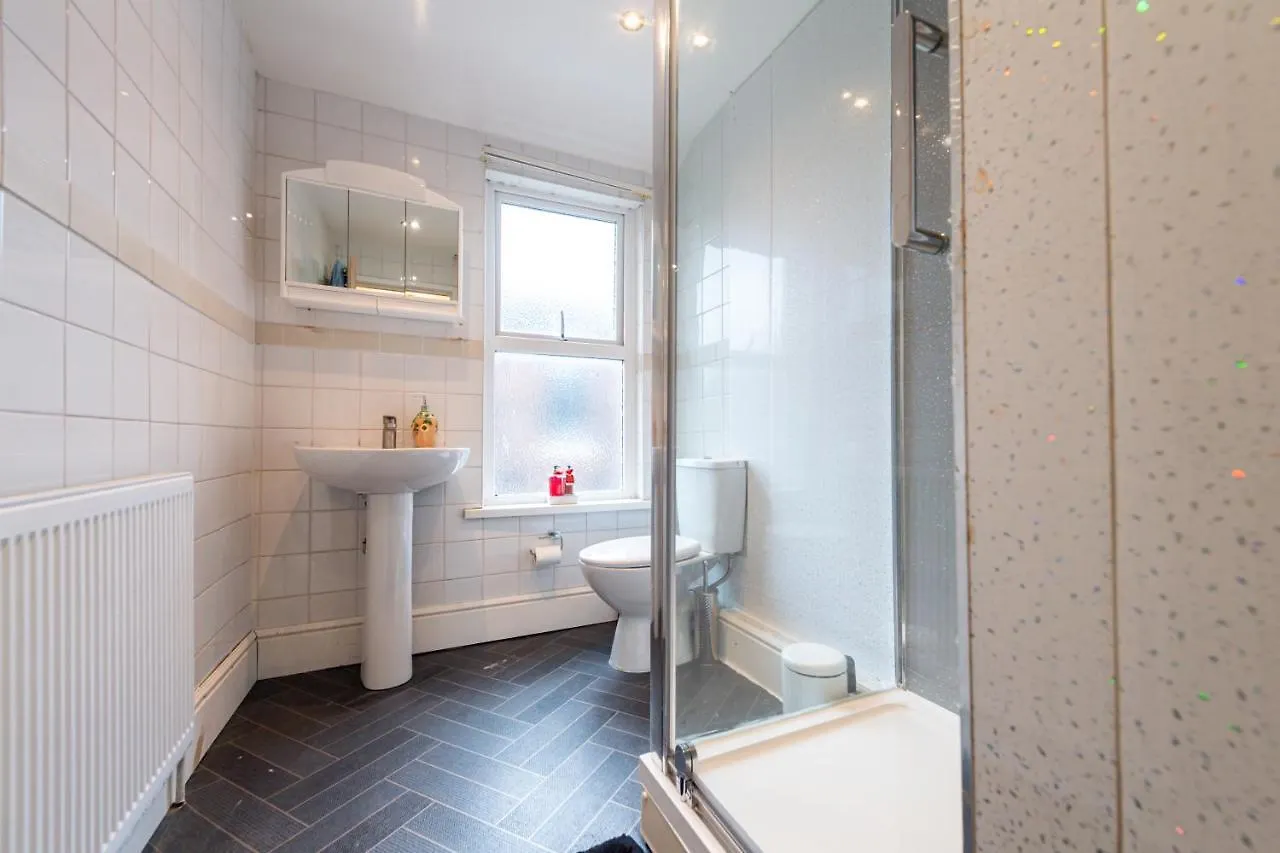 Semesterbostad Chestnut Heritage,- Large & Cheerful 5 Bedroom House With Free Parking Liverpool