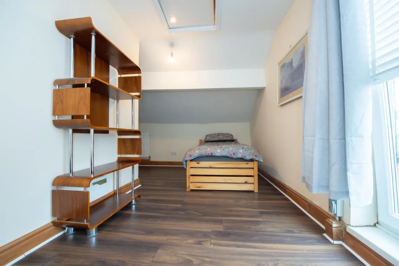 Chestnut Heritage,- Large & Cheerful 5 Bedroom House With Free Parking Liverpool 0*,  Storbritannien