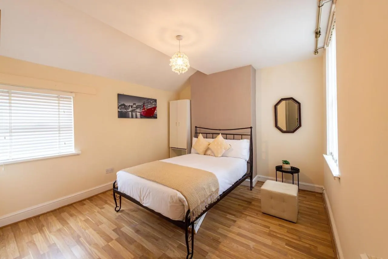 Chestnut Heritage,- Large & Cheerful 5 Bedroom House With Free Parking Liverpool Semesterbostad